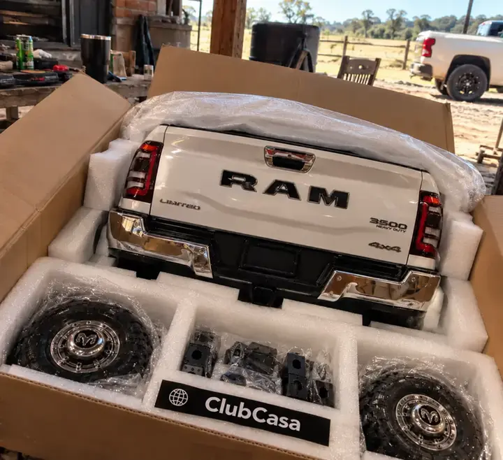 Unboxing da réplica da RAM 3500 em miniatura com o ClubCasa