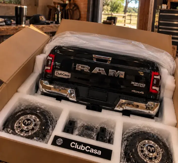 Miniatura da RAM 3500 ao lado do ClubCasa recém-desembalado