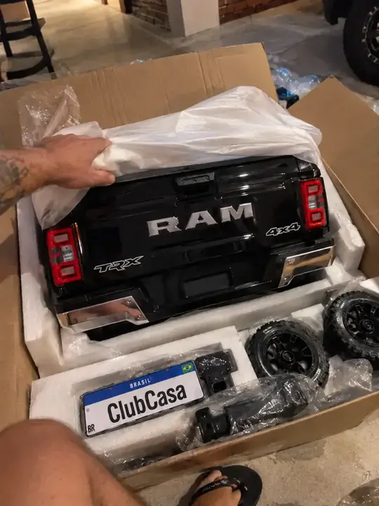 Miniatura da RAM sendo retirada da caixa junto com o ClubCasa